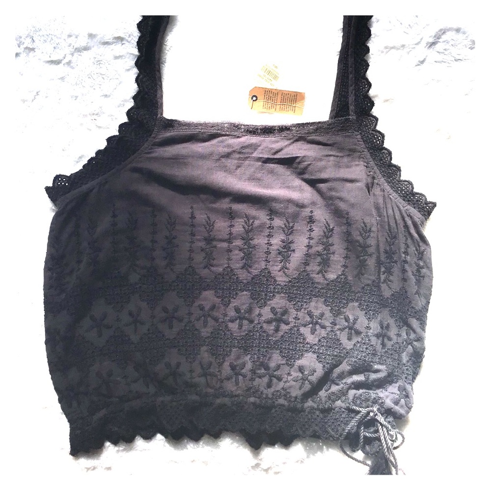 NWT❗️Cropped embroidered tank top